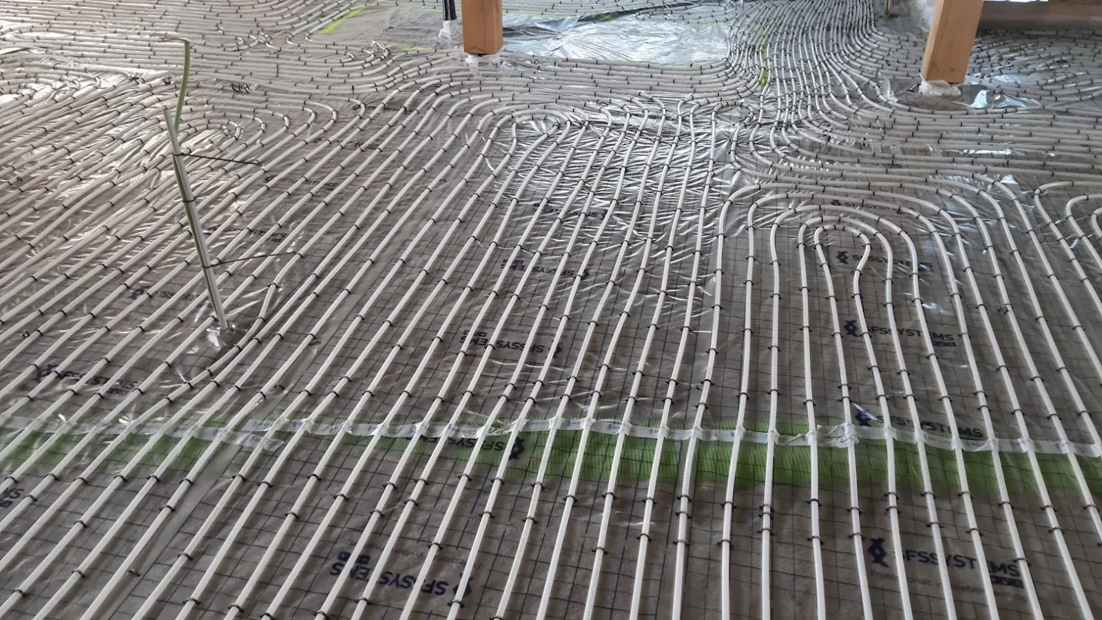Vloerverwarming tackersysteem ingestort in chape — nat systeem