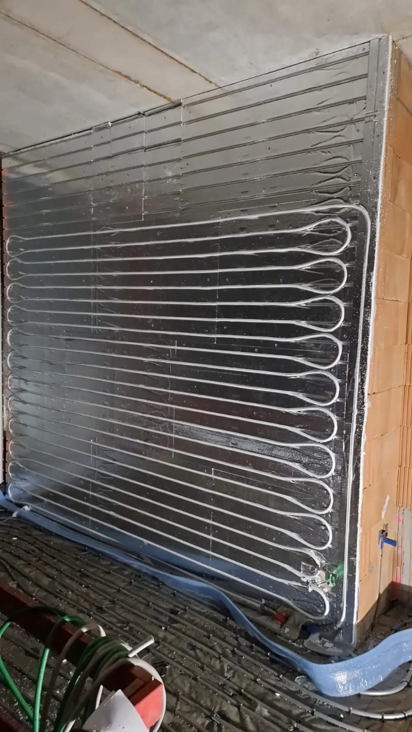 Modern interieur met klimaatwand — strak en comfortabel